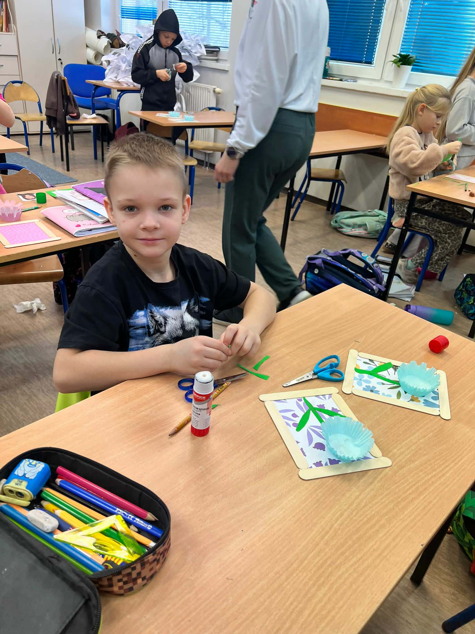 Przygotowania do dnia Babci i Dziadka w klasie 1B.