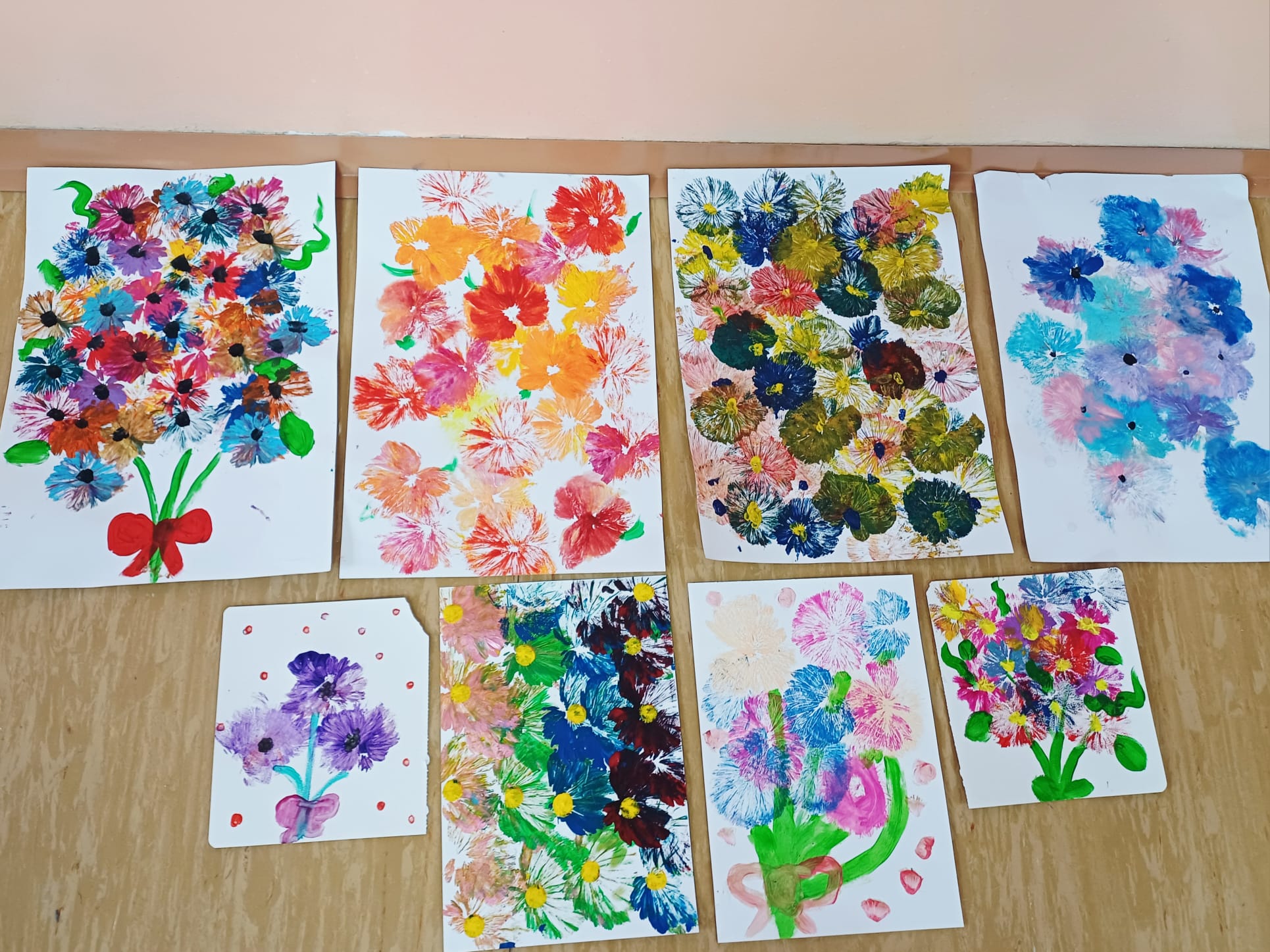 „Plastyczne eksperymenty – kwiaty malowane folią”