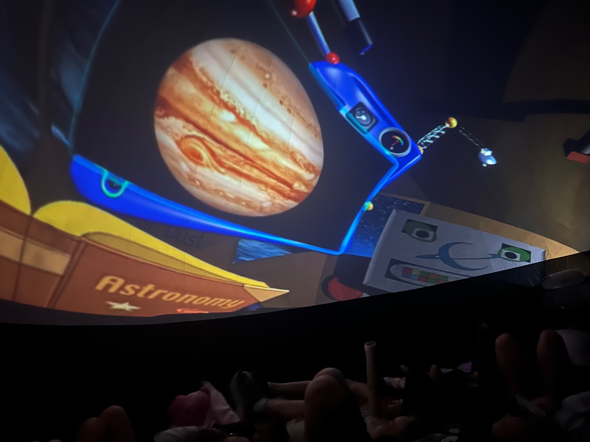Relacja z projekcji filmu w kopule 360°